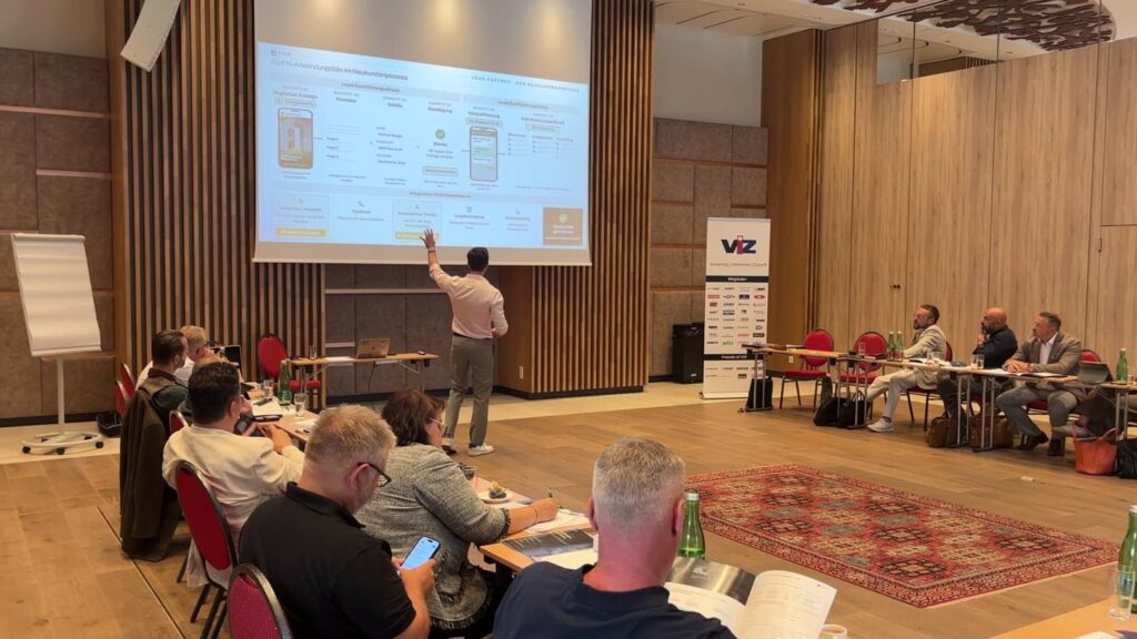 Florian Fahrner von FAGO Solutions beim Vortrag über KI beim VIZ Branchentreff 2026 im Schloss Luberegg