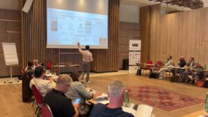 Florian Fahrner von FAGO Solutions beim Vortrag über KI beim VIZ Branchentreff 2026 im Schloss Luberegg