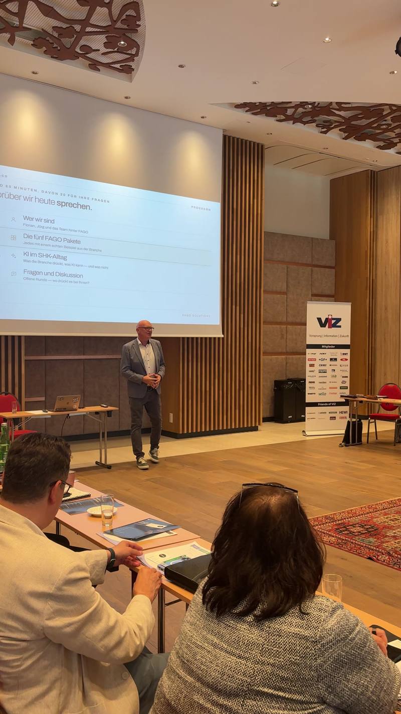 Jörg Eberhardt von FAGO Solutions präsentiert das Programm zu KI im SHK-Alltag beim VIZ Branchentreff